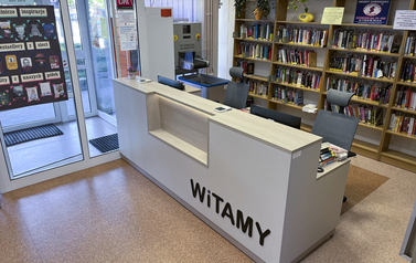 Lada biblioteczna, w tle regały z książkami
