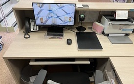 Monitor i komputer na biurku.