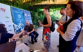 Kolejka do pisarza po autografy.