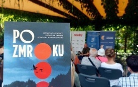 Okładka książki. W tle widownia.