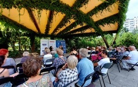 Czytelnicy siedzący na spotkaniu autorskim.