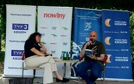 Kobieta przeprowadza spotkanie autorskie z mężczyzną.