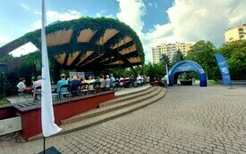 Scena w parku wypełniona ludźmi.