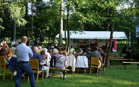 W przestrzeni parku ustawione krzesła dla widowni i namiot.