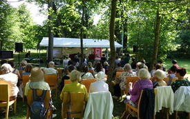 W parku ustawiona scena i krzesła dla widowni.