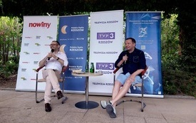 Dwóch mężczyzn w średnim wieku rozmawiających.