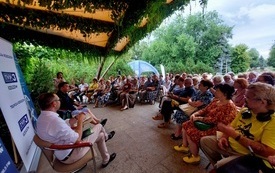 Na scenie autor, prowadzący zwróceni twarzą do widowni.