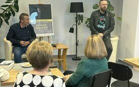 Michał Śmielak rozmawia z czytelnikami.