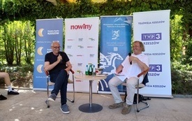 Dw&oacute;ch starszych mężczyzn żartujących podczas rozmowy. 