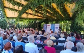 Na krzesłąch siedzi kilkadziesiąt os&oacute;b. 
