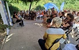 Widownia zgromadzona na spotkaniu. 