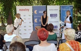 Kobiety stojące pośrodku sceny.