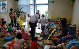 Zajęcia dla dzieci z tworzenia balonowych maskotek.