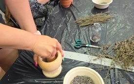 Kobiety mieszając zioła w moździerzu.