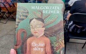 Książka autorki trzymana w ręku.