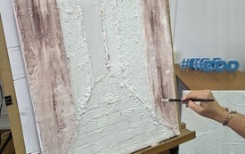 Na sztaludze obraz przedstawiający wąską, brukowaną ulicę, której zabudowa z obu stron prowadzi wzrok ku horyzontowi, tworząc wyraźną perspektywę