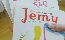 Trzy książki: Płaczemy, Śmiejemy się i Jemy ułożone jedna na drugiej.