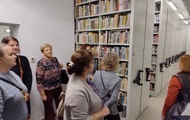 Regały z książkami w bibliotecznym magazynie