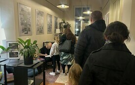 Krupa os&oacute;b stojących w kolejce po autograf.