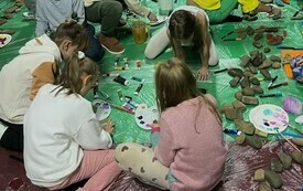Grupa dzieci podczas warsztat&oacute;w malowania na kamieniach