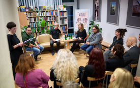 We wnętrzu wypożyczalni odbywa się panel poetycki. 