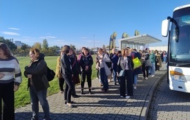 Grupa kobiet na postoju w trasie. 