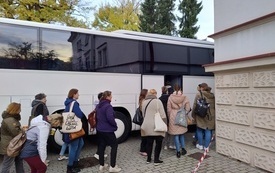 Kobiety wsiadające do autobusu.