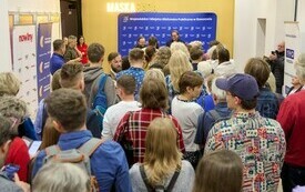 W korytarzu tłumy uczestnik&oacute;w spotkania autorskiego. 