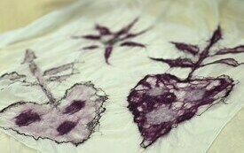 Ujęcie pracy uczestniczki przedstawiającej serca z filcu. 