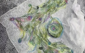 Fragment pracy tworzonej z filcu. 