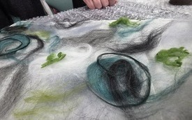 Fragment pracy z filcu.