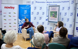 Mężczyzna i kobieta podczas rozmowy. 