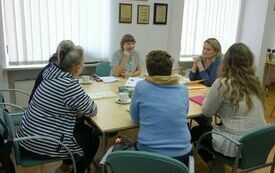 Sześć kobiet siedzących przy stoliku.