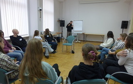 Prowadzący spotkanie podczas warsztat&oacute;w.