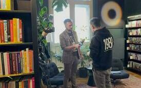 Gość spotkania udzielający wywiadu