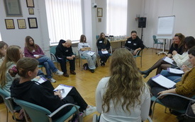 Wok&oacute;ł sali na krzesełkach siedzą uczestnicy warsztat&oacute;w - chłopcy i dziewczęta