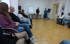 Mężczyzna i kobieta stoją w sali przed grupą młodzieży