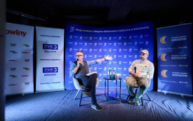 Na scenie gość spotkania i prowadzący