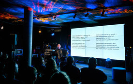 Na ledowym telebimie słowa tekstu utworu, kt&oacute;ry śpiewa gość na scenie. 