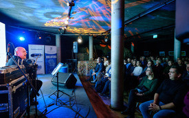 Widownia po prawej, a po lewej śpiewak. 