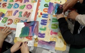 Dłonie tworzące obrazy. 