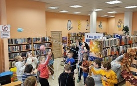 Dzieci podczas aktywności z poplątanymi sznurkami. 