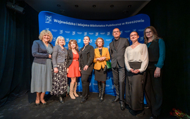 Grupa pracownik&oacute;w biblioteki pozuje do wsp&oacute;lnego zdjęcia