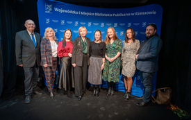 Grupa pracownik&oacute;w biblioteki pozuje do wsp&oacute;lnego zdjęcia