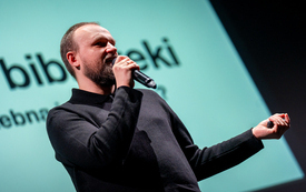 Mężczyzna przemawiający ze sceny