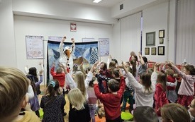 Mężczyzna przebrany za bałwanka Olafa wraz z grupą dzieci.