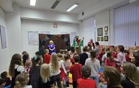 Zebrani na spotkaniu oglądają spektakl.