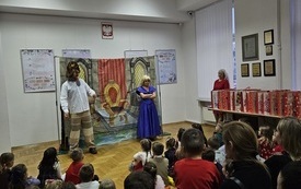 Uczestnicy spotkania oglądają przedstawienie.