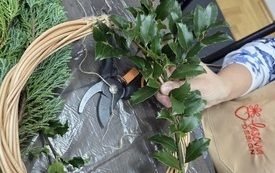 Tworzenie kompozycji z wikliny i zielonych gałązek