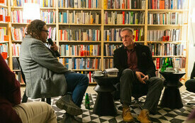 Dwaj mężczyźni rozmawiają siedząc w fotelach